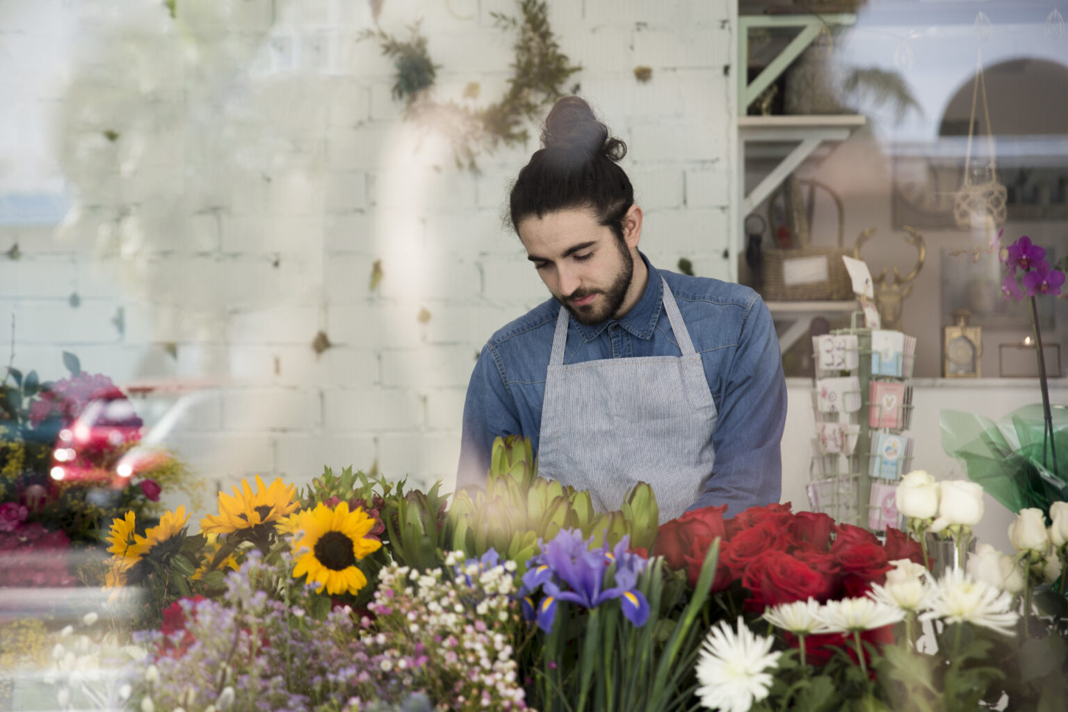 side-view-male-florist-arranging-flowers-his-flower-shop copy2