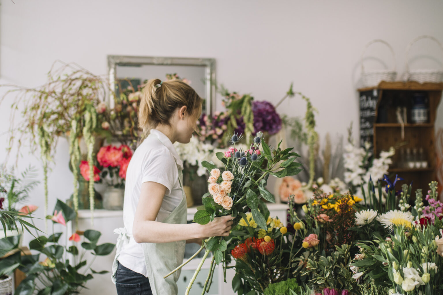 woman-floral-shop-arranging-flowers